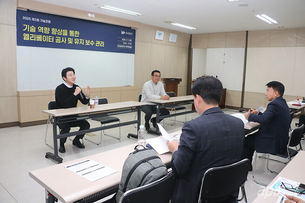 참석 소장들의 질의에 답하고 있는 현대엘리베이터 천명우 팀장(오른쪽)과 이우람 책임. [아파트관리신문=서지영 기자]