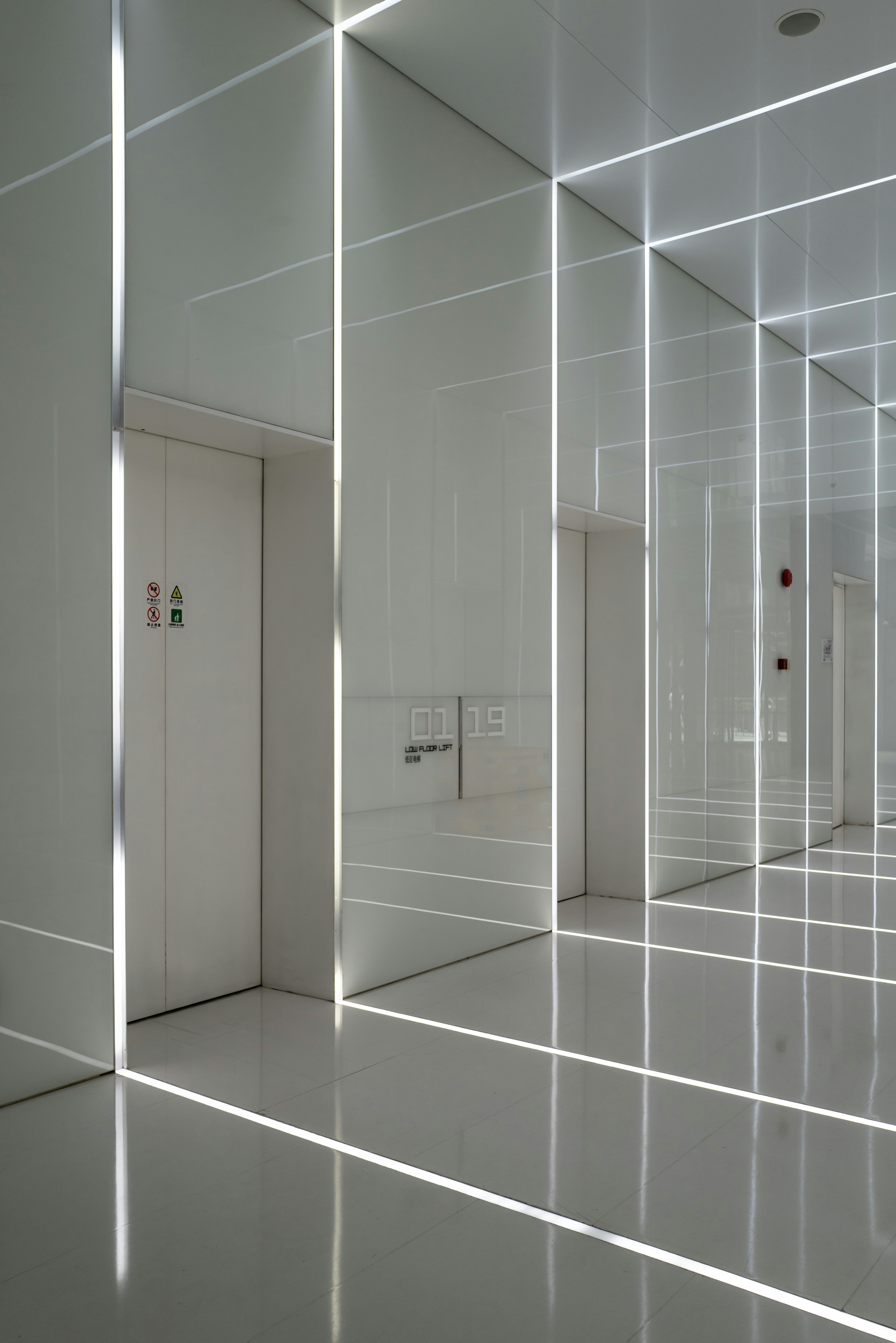 흰색과 회색 나무 캐비닛