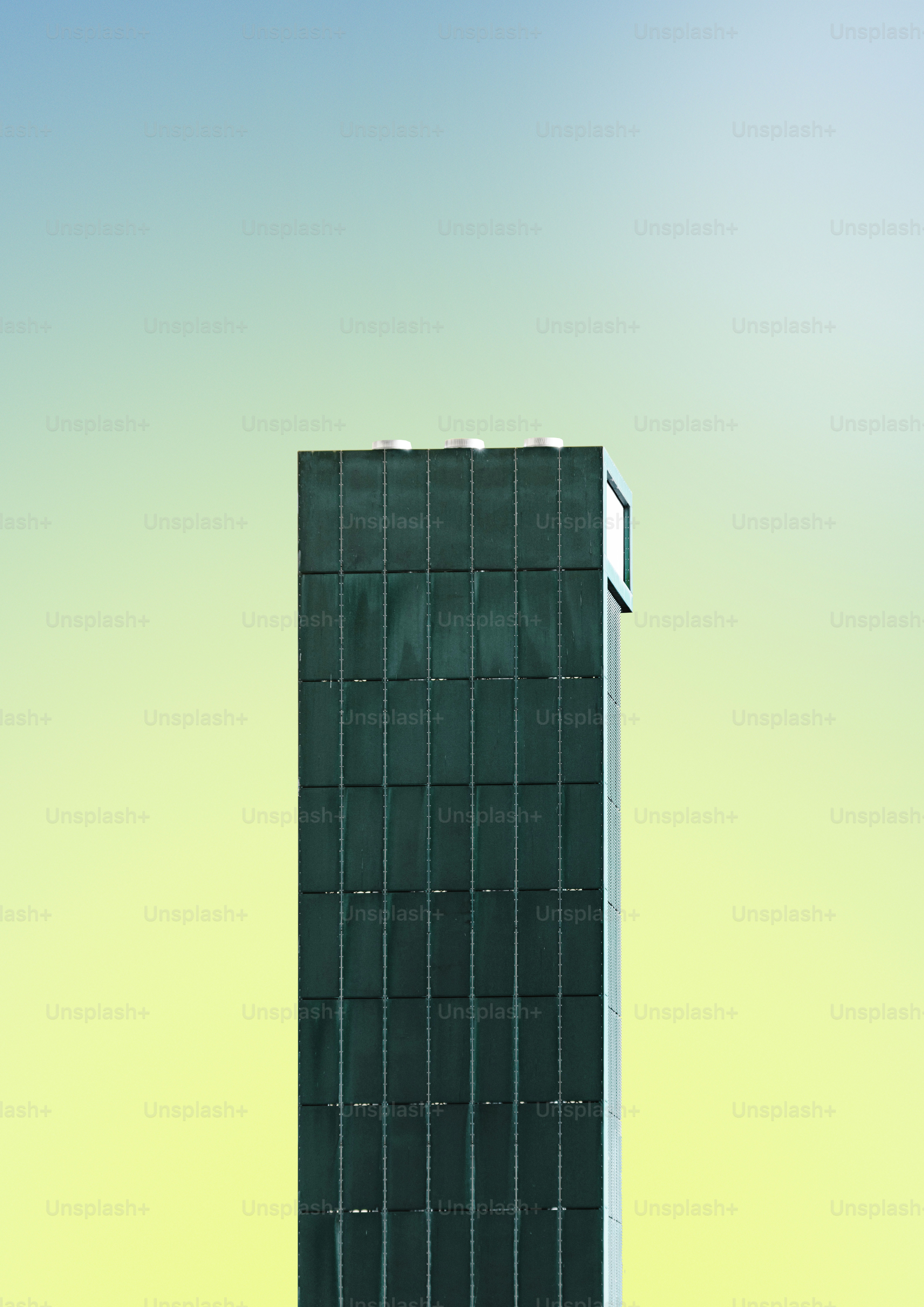 꼭대기에 시계가있는 고층 건물