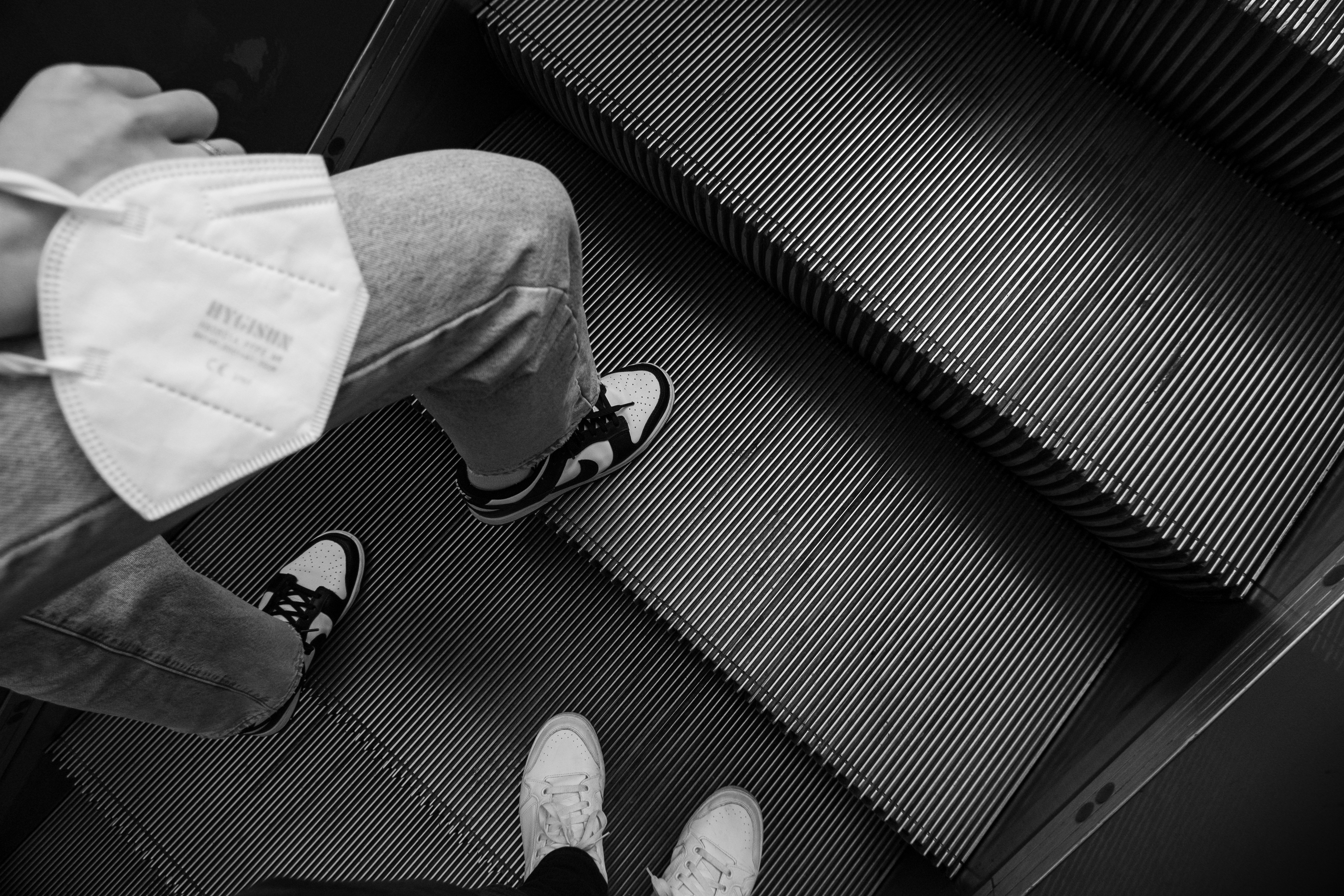 벤치에있는 사람의 발